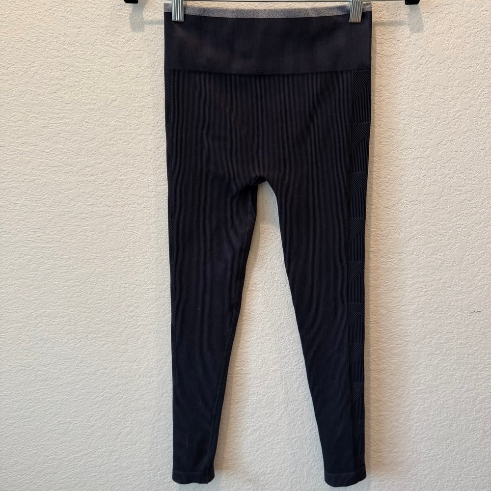 Vuori Ribbed Seamless High Rise Leggings Black Grey Chevron Detail Yoga Pants